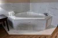 The Azure Hotel - Bathtub