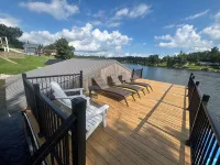 3-bedroom modern mid century cabin! Hot tub, fire pit and lake front - 샬레 호텔