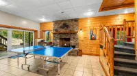 Luxury 8BR Mountain Lodge Hot Tub Fire Pit - 3-Star