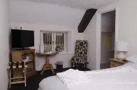 Fourways Guest House - parking