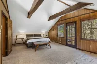 Rainbow Falls Cabin - Sauna - Hot Tub - Foosball - balcony