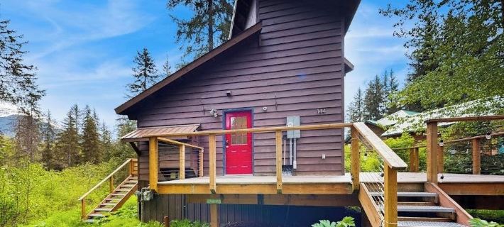 Modern Girdwood Cabin w/ Tall Ceilings & Views Hotels in Анкорідж