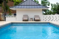 5BR Luxe Retreat in Runaway Bay Private Pool Beach Access - Villas