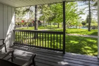 Super 8 by Wyndham Gananoque        Country Squire Resort - 2-Star