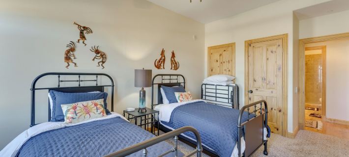 1 Mi to Skiing: Mtn-view Condo in Angel Fire! Hotels in Angel Fire