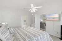 Main Channel Views, 3 Heated Pools & Gated Resort - Homestays