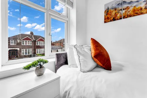 Modern 3 Bed Home | Driveway | Spacious Garden - 2-Star