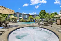 Holiday Inn Express & Suites CARPINTERIA by IHG - Bathtub