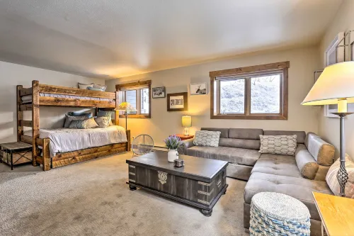 Frisco Home w/ Mountain Views: Walk to Main St! - Parkplatz