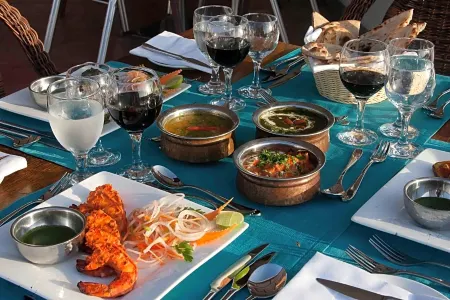 Maru Maru Hotel Отели рядом с достопримечательностью «Персидские бани Хамамни»