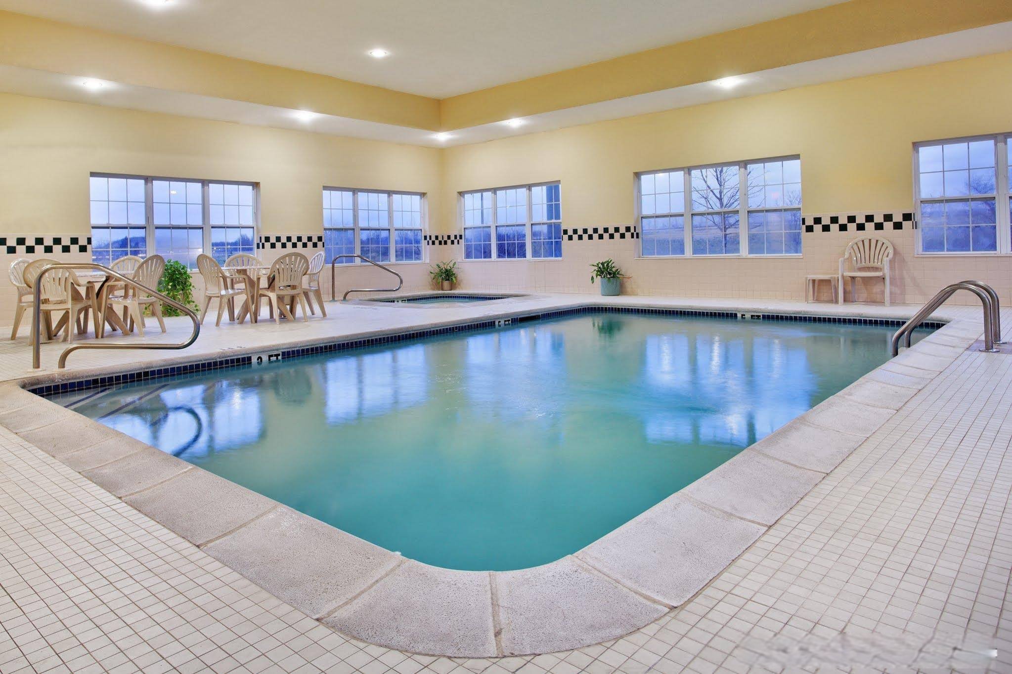 Country Inn & Suites by Radisson, Louisville South, KY