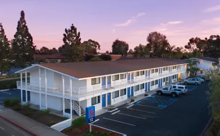 Motel 6 Goleta, CA - Santa Barbara Отели в г. Голета