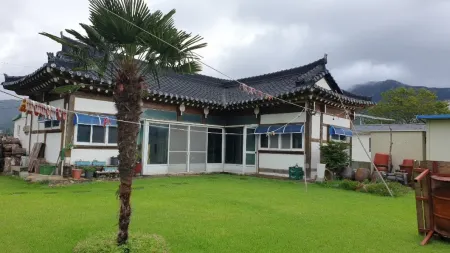 Namhae Yunseone Hanok Pension Отели в г. Намхэ