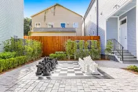 Modern 3Br Condo with Pool Hotels in 
