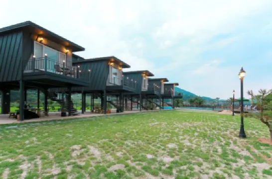 เจเอ็นเจ วิลเลจ โรงแรมใน