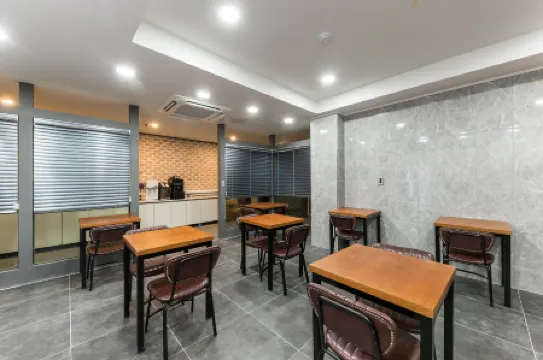 Changwon Jungangdong Business Hotel Hue