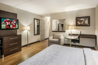 波士頓沃本伯靈頓紅頂PLUS飯店 住宿飯店