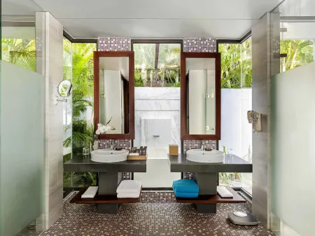 Novotel Phu Quoc Resort Отели рядом с достопримечательностью «Chinh Toa Dalat»