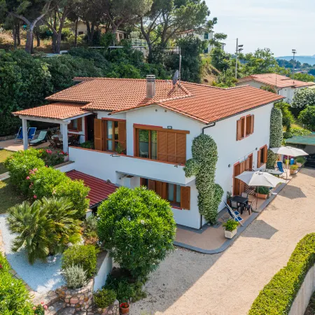 Apartment in Villa 2 to 4 Persons with Large Private Garden Sole