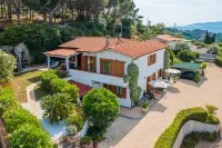 Master Apartment in Villa 6 to 8 Persons with Large Private Garden