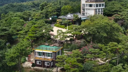 Jangseong Hwangryonggang Pension Guest House Отели в г. Чансон