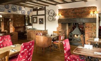 The White Horse Hotel and Luxury Shepherds Huts - Housity