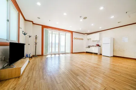 Goheung Sea Hot Spring Sea Spaland Pension Отели в г. Кохын