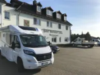 Hotel Gasthof Goldener Hahn - parking