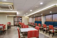 Comfort Inn & Suites at Copeland Tower - Parkplatz