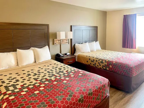 Econo Lodge Inn & Suites Corning Travel Center - 2-Star