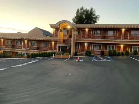 Budget Inn of Hayward Отели рядом с достопримечательностью «Хэйворд Джапанес Гарденс»