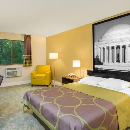 Super 8 by Wyndham Waldorf