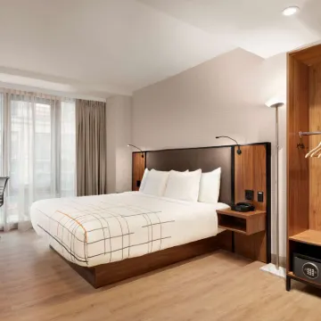 La Quinta Inn & Suites by Wyndham Times Square South Hotels near Ripley's Believe It or Not! Times Square