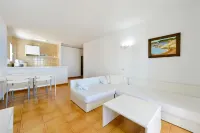 Apartamentos San Antonio Beach فنادق في Bahia de Sant Antoni