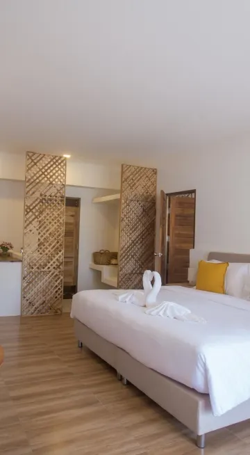 ห้องดีลักซ์เตียงใหญ่พร้อมระเบียงและวิวทะเล