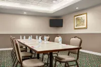 Ramada by Wyndham Niagara Falls Near the Falls