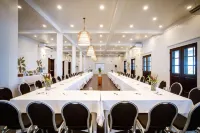 Mahogany Bay Resort & Beach Club, Curio Collection by Hilton