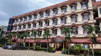 Abadi Hotel Convention Center Hotel dekat Masjid Rahmatullah, Simpang Kapuk