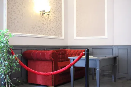 Парадная Отели рядом с достопримечательностью «Музыка и время»