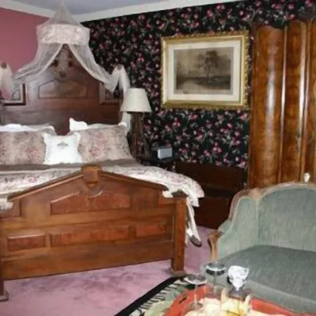 House of 1833 Bed and Breakfast