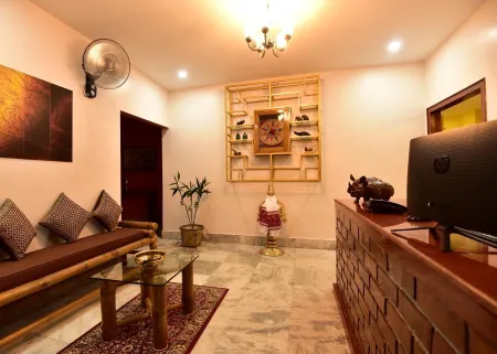 Nirvana Guest House Отели рядом с достопримечательностью «Phoneix»