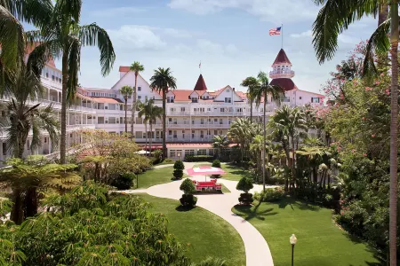 Hotel del Coronado Отели рядом с достопримечательностью «Vietnam Unit Memorial Monument»