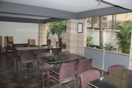 Hotel Bhooshan Airport Road Отели рядом с достопримечательностью «Технологический институт Арми»