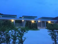 Valee Home & Food Hotel dekat Wat Khlong Mai