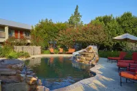 Fredericksburg Inn and Suites - Pools