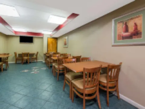 Quality Inn & Suites Louisville East Hotels in Hurstbourne