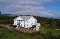 Castle Rock Country Inn Hotels in Victoria County