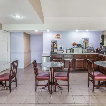 Super 8 by Wyndham Clinton