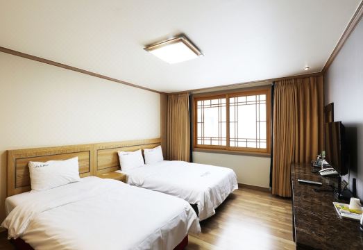 Ace Family Hotel - Housity