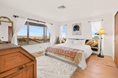 High View Haven - Hot Tub, Fire Pit & BBQ in Joshua Tree! 4 Bedroom Home by RedAwning 約書亞樹村住宿飯店